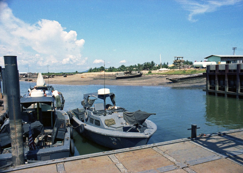 Patrol Air Cushion Vehicle (PACV) et Patrol Boat River (PBR) Z14cx
